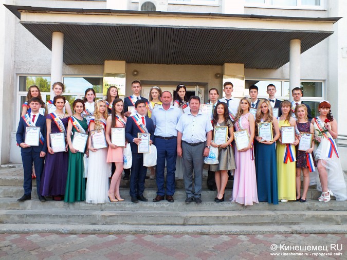 Руководители Кинешмы поздравили лучших выпускников школ фото 11