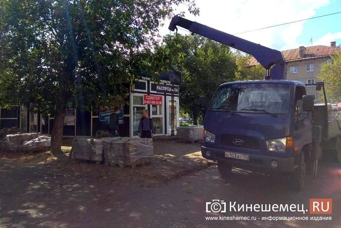 Вокруг незаконной остановки на «Чкаловском» демонтируют плитку фото 3