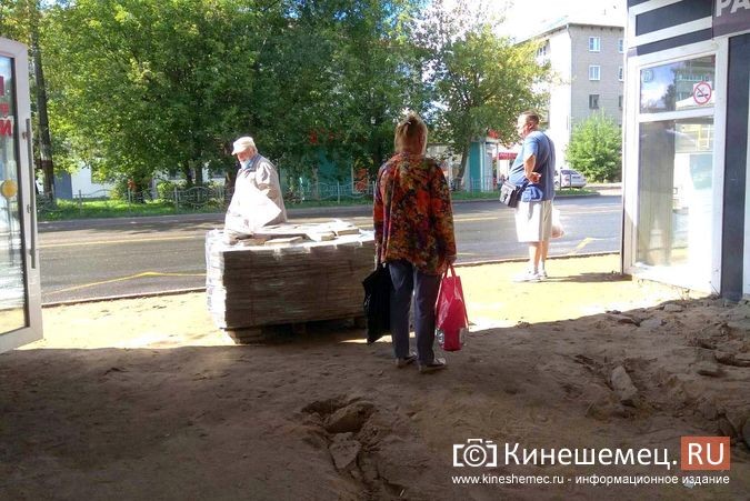 Вокруг незаконной остановки на «Чкаловском» демонтируют плитку фото 6