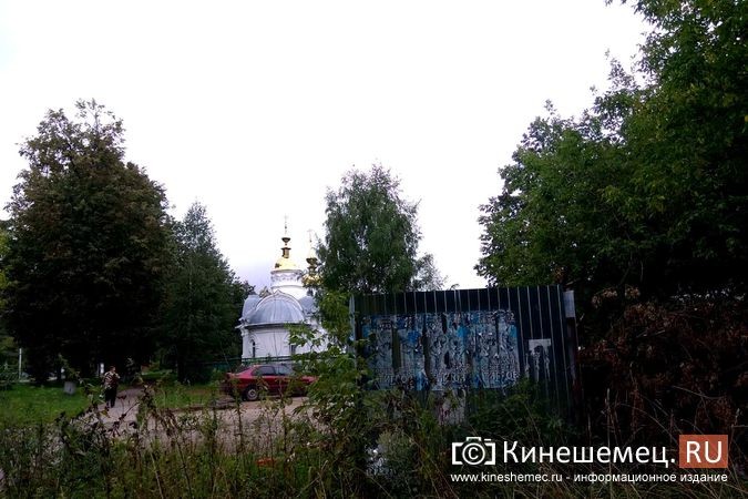 Общественность Кинешмы просит отодвинуть мусорку от храма Александра Невского фото 2