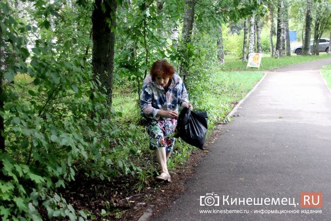 «Народная пушкинистка» еженедельно убирается возле памятника чернобыльцам в Кинешме фото 6