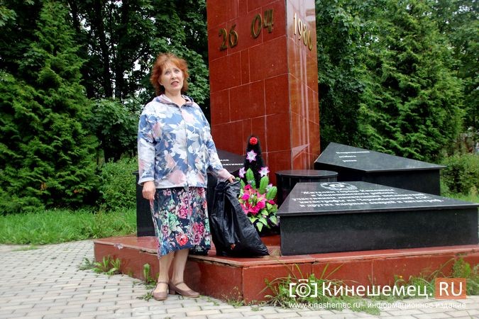 «Народная пушкинистка» еженедельно убирается возле памятника чернобыльцам в Кинешме фото 7
