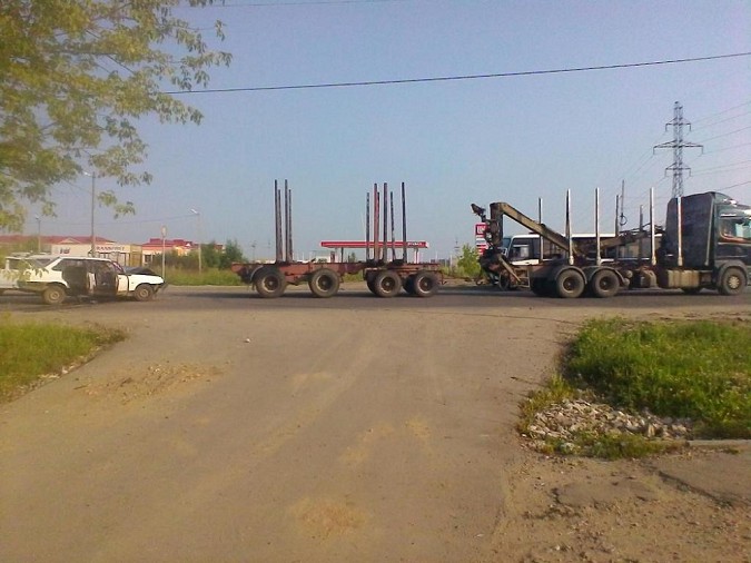 В Ивановской области легковой автомобиль врезался в лесовоз фото 3