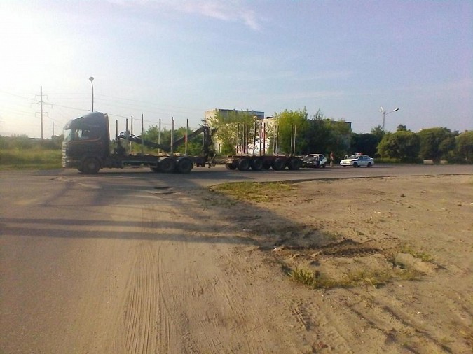 В Ивановской области легковой автомобиль врезался в лесовоз фото 2