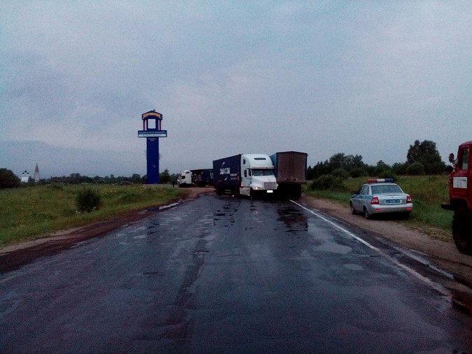 В Ивановской области столкнулись четыре фуры фото 3