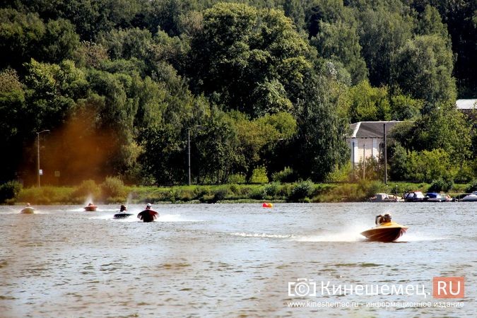 Самые яркие моменты водно-моторных соревнований в Кинешме фото 28