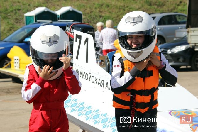 Самые яркие моменты водно-моторных соревнований в Кинешме фото 18