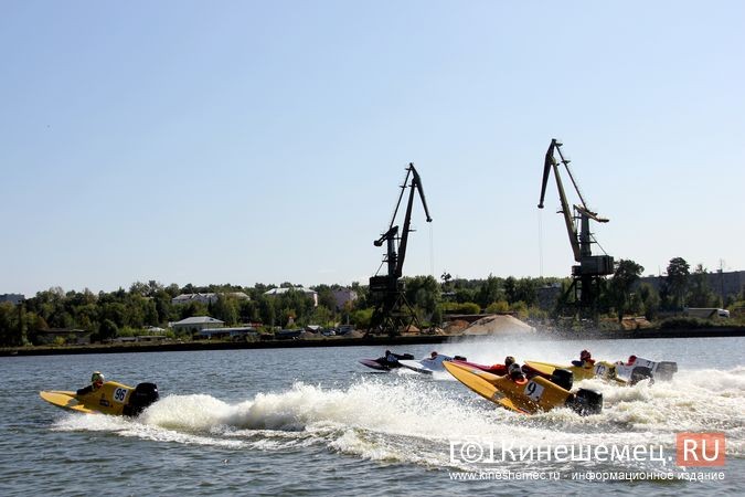 Самые яркие моменты водно-моторных соревнований в Кинешме фото 65