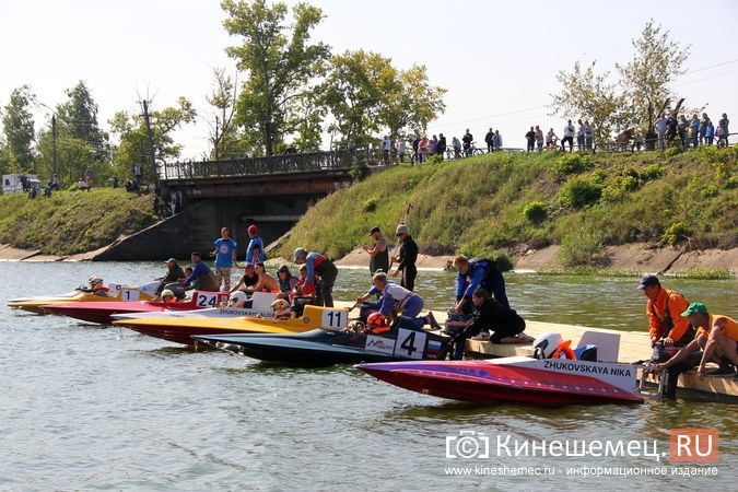 Самые яркие моменты водно-моторных соревнований в Кинешме фото 24
