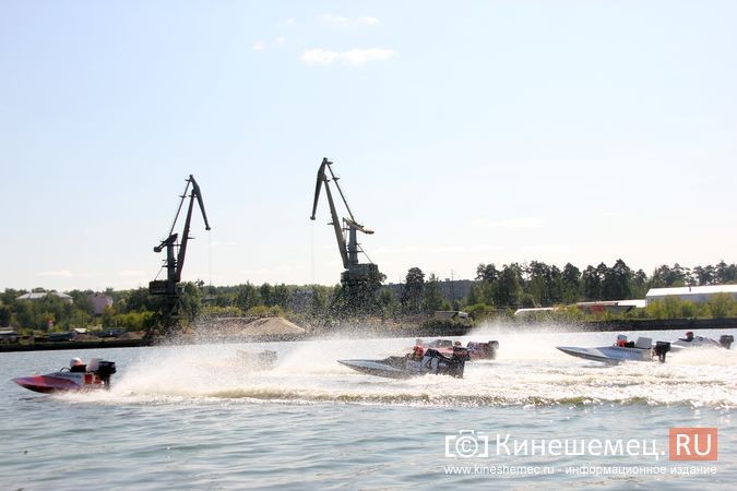 Самые яркие моменты водно-моторных соревнований в Кинешме фото 26