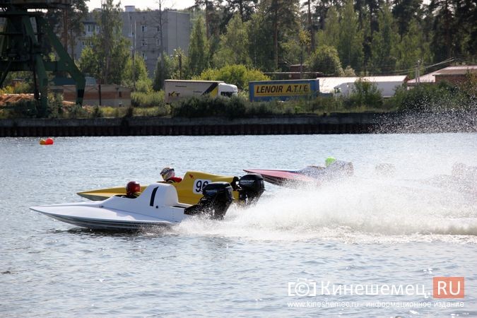Самые яркие моменты водно-моторных соревнований в Кинешме фото 49