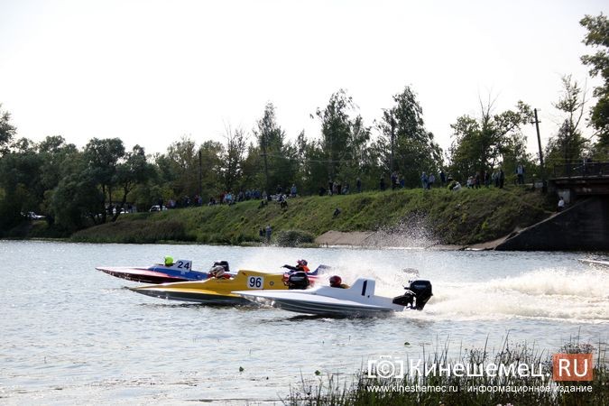 Самые яркие моменты водно-моторных соревнований в Кинешме фото 48