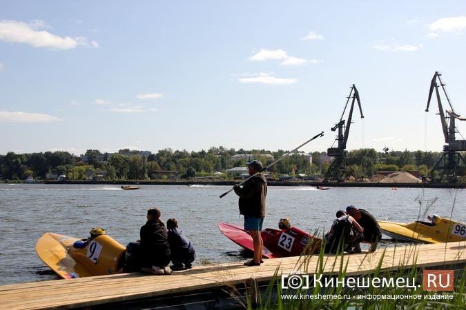 Самые яркие моменты водно-моторных соревнований в Кинешме фото 35