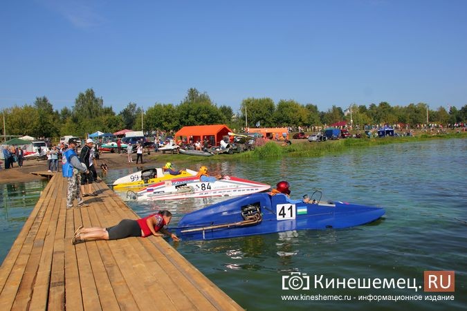 Самые яркие моменты водно-моторных соревнований в Кинешме фото 71