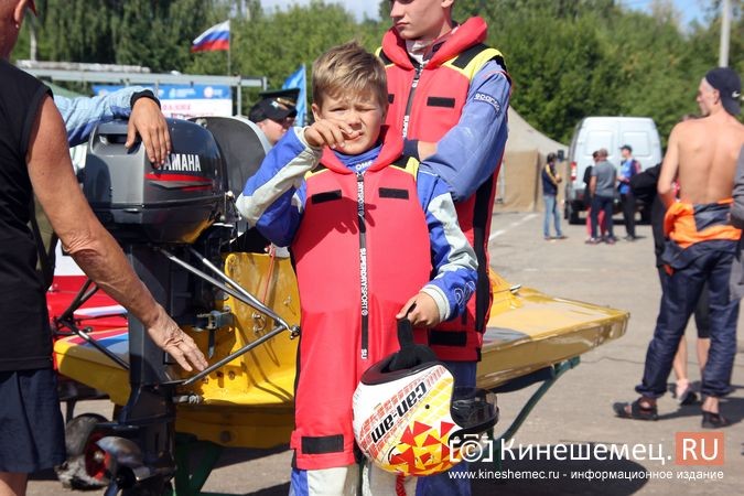 Самые яркие моменты водно-моторных соревнований в Кинешме фото 15