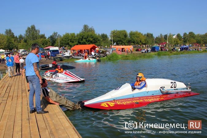 Самые яркие моменты водно-моторных соревнований в Кинешме фото 68
