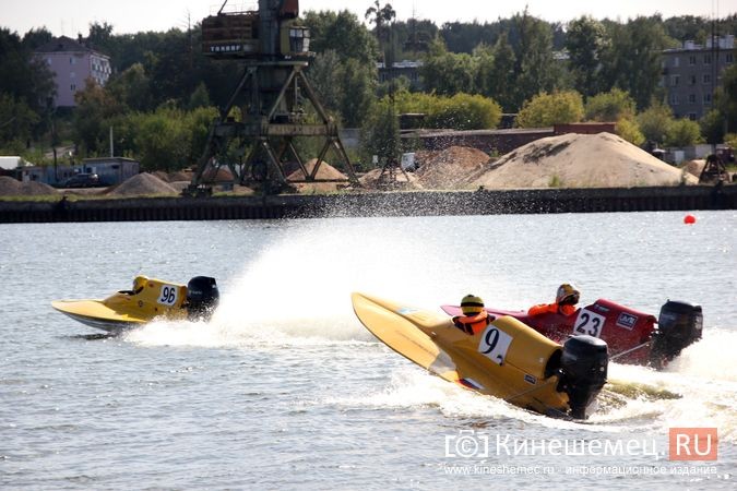 Самые яркие моменты водно-моторных соревнований в Кинешме фото 46