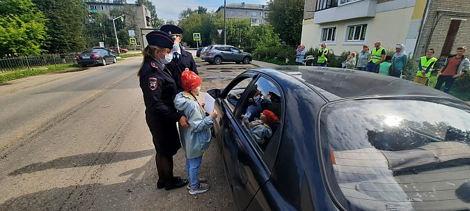 Депутат Владимир Любимов совместно с ГИБДД и родителями провел акцию «Внимание – дети!» фото 2