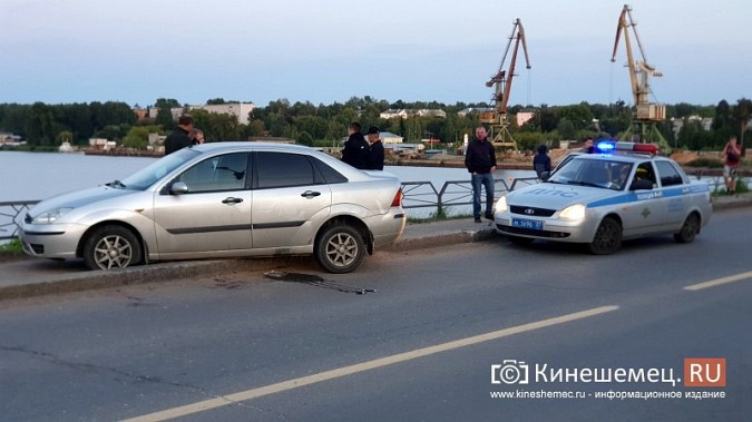 На Кузнецком мосту водитель «Форда» вылетел на бетонное ограждение фото 2