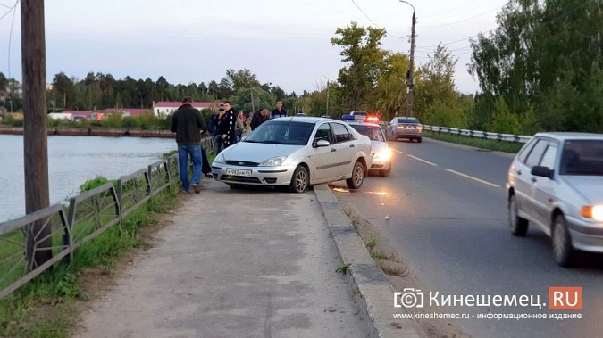 На Кузнецком мосту водитель «Форда» вылетел на бетонное ограждение фото 3
