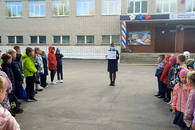 Госавтоинспекторы провели пешеходную экскурсию для учащихся школы №18 фото 4