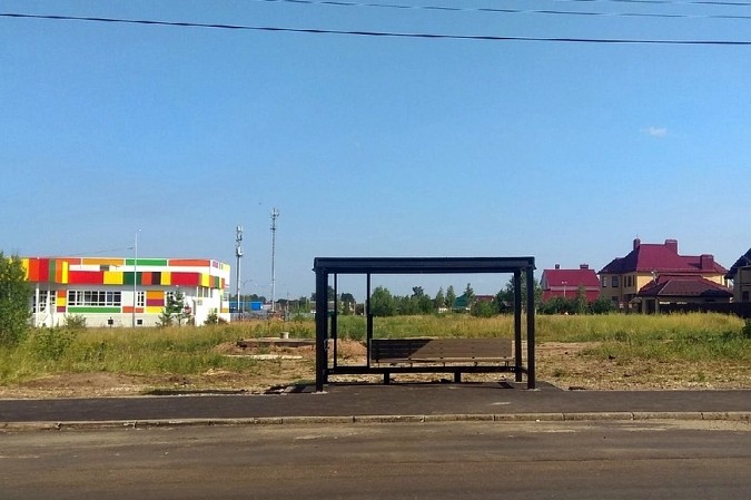 Два месяца новые остановки на улице Гагарина стоят без стеклянных перегородок фото 2