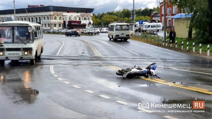 В Кинешме у ж/д вокзала мотоциклист влетел в пассажирский автобус фото 2