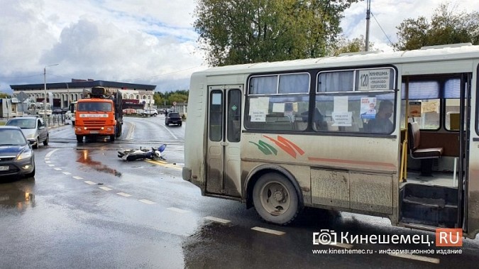 В Кинешме у ж/д вокзала мотоциклист влетел в пассажирский автобус фото 5