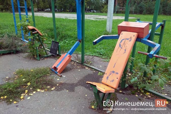 Погода вмешалась в установку спортплощадки у гимназии им.Островского фото 6