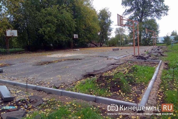 Погода вмешалась в установку спортплощадки у гимназии им.Островского фото 2