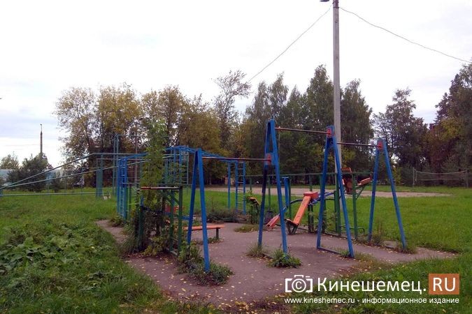 Погода вмешалась в установку спортплощадки у гимназии им.Островского фото 7