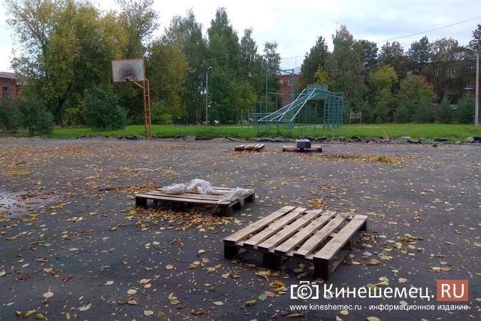 Погода вмешалась в установку спортплощадки у гимназии им.Островского фото 3