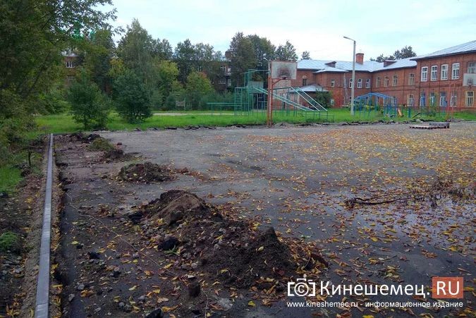 Погода вмешалась в установку спортплощадки у гимназии им.Островского фото 4