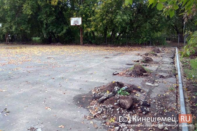 Погода вмешалась в установку спортплощадки у гимназии им.Островского фото 5