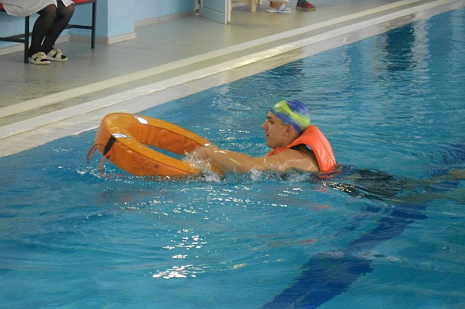 Кинешемские спасатели учили школьников плавать фото 3