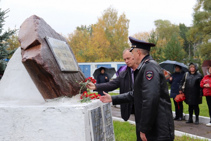 В Заволжске почтили память милиционеров, погибших 21 год назад фото 2