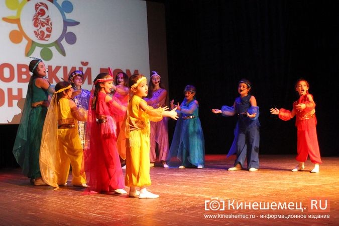 В честь Дня туризма в Кинешме показали мюзикл «По странам и континентам» фото 20