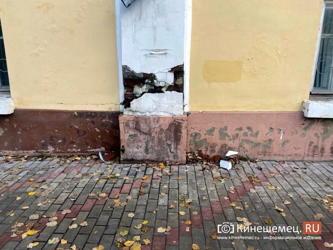 В центре Кинешмы осыпается фасад здания, где обещали открыть ВУЗ фото 2