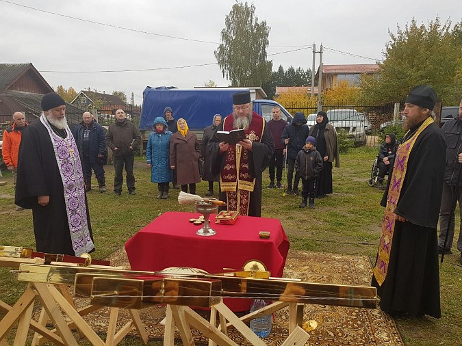 В Заволжском районе освятили кресты на купола строящегося храма фото 2