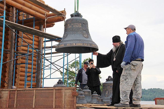 В Заволжском районе освятили кресты на купола строящегося храма фото 3