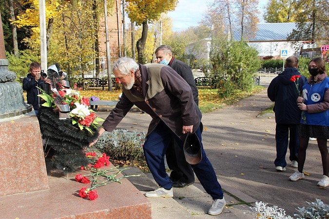 В Кинешме в память Маршала А.М.Василевского возложили цветы к бюстам, установленным в его честь фото 4