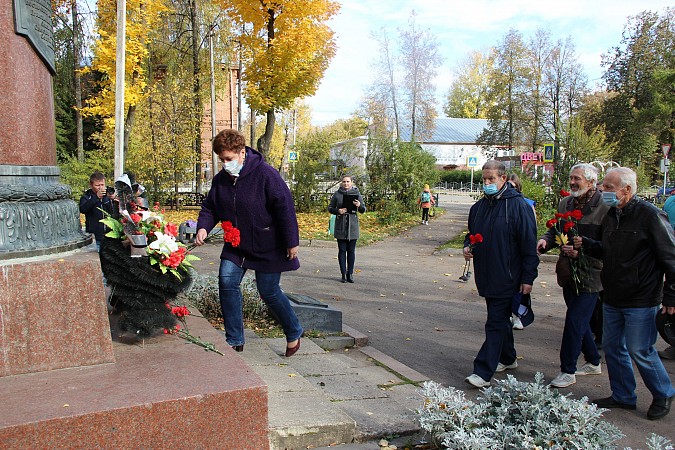 В Кинешме в память Маршала А.М.Василевского возложили цветы к бюстам, установленным в его честь фото 9