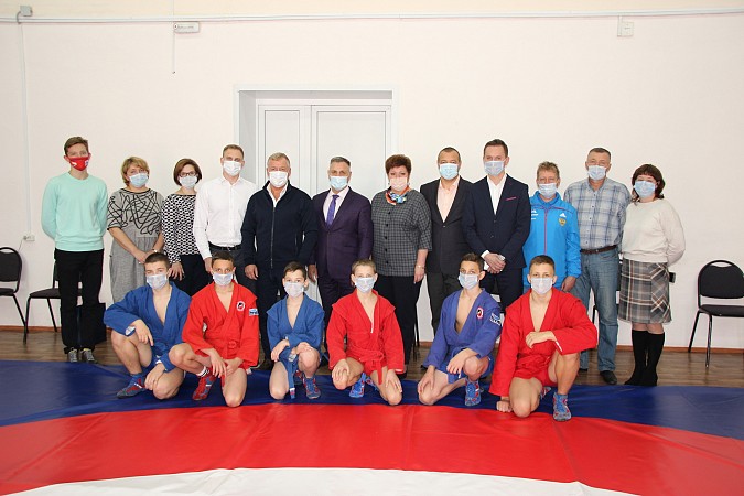 Кинешемкой школе №16 подарили современный борцовский ковер фото 5