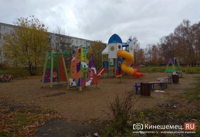 На детской площадке на ул. М.Василевского скопились горы мусора фото 4