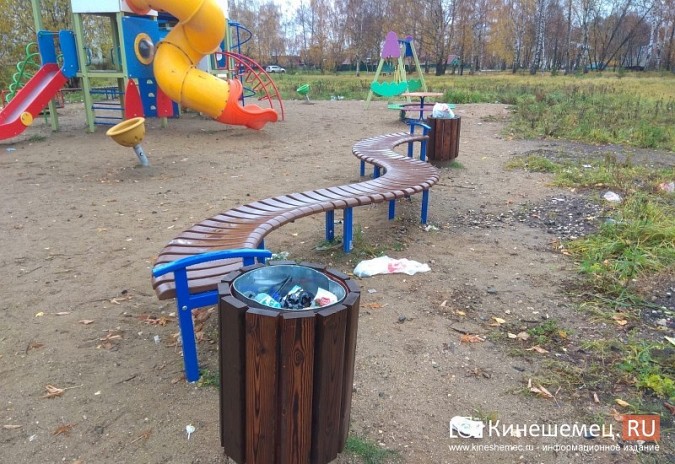На детской площадке на ул. М.Василевского скопились горы мусора фото 3