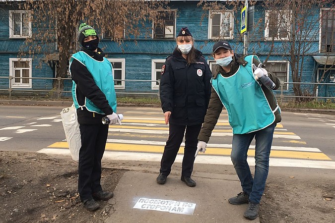 В Кинешме продолжают наносить предупреждающие надписи на тротуарах для пешеходов фото 4