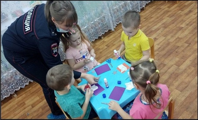 Воспитанники кинешемского детского сада №49 смастерили световозвращающие аксессуары фото 4