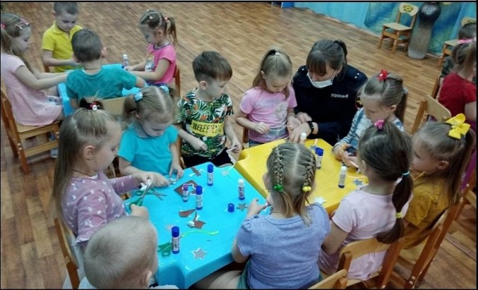 Воспитанники кинешемского детского сада №49 смастерили световозвращающие аксессуары фото 2