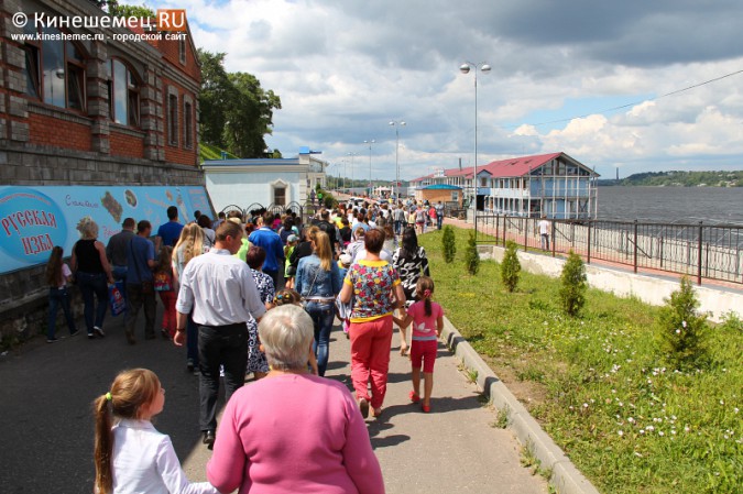 По Кинешме бегали 30 невест фото 50