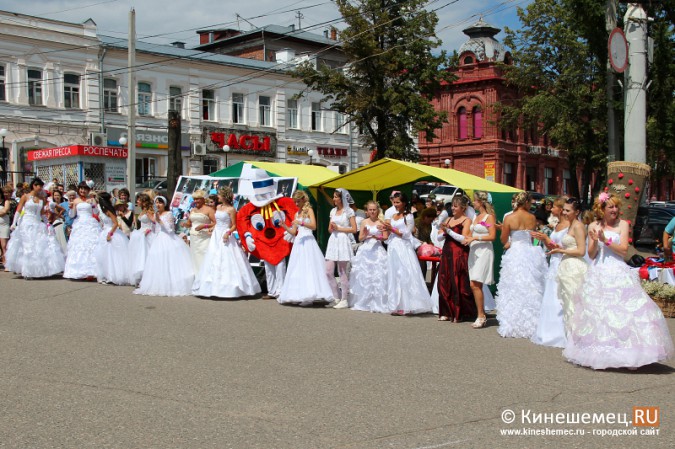 По Кинешме бегали 30 невест фото 43